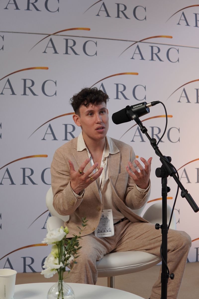 Elias Omberg intervjuet foran en mikrofon på ARC