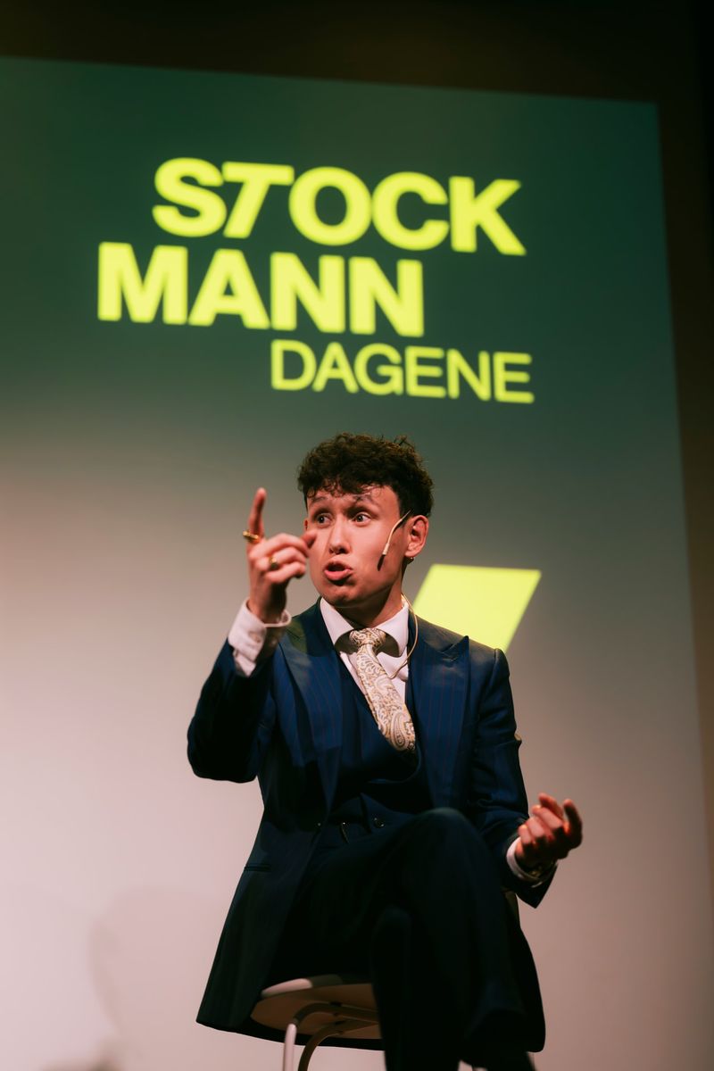 Elias Omberg i samtale på scenen under Stockmanndagene