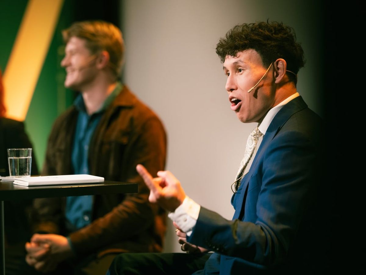 Elias Omberg i samtale på scenen under Stockmanndagene